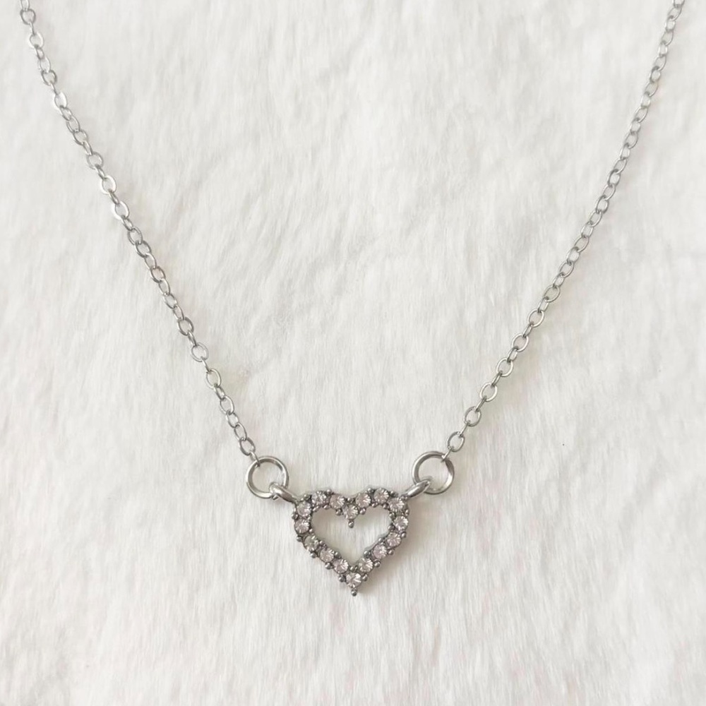 5/$15 🩷 MUST BUNDLE Delicate Silver Heart Pendant Necklace with Crystals